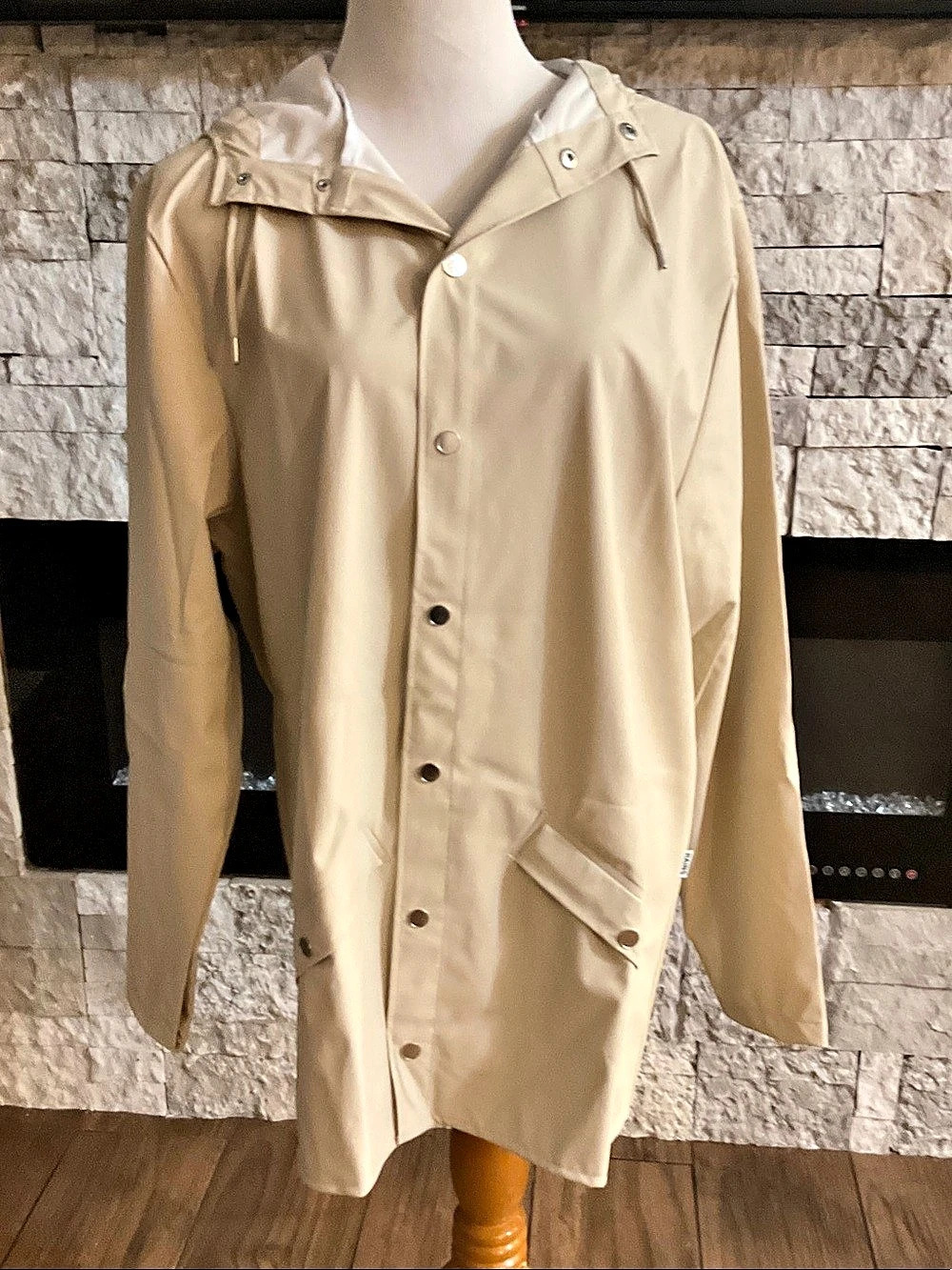 RAINS Jacket W3 Hooded Waterproof Jacket in Beige Size Large NWT